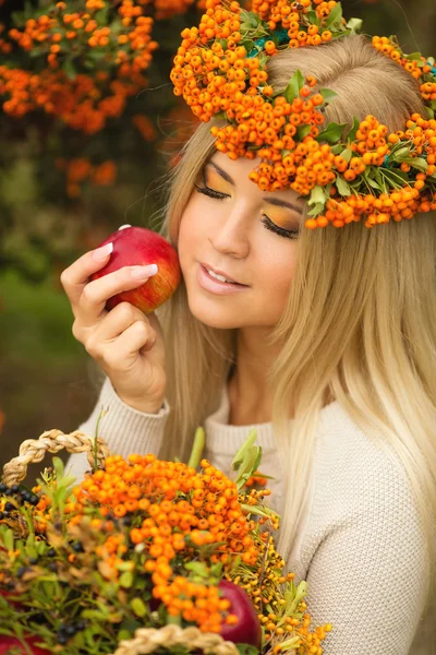 Retrato de hermosa mujer sonriente corona de bayas en colores otoñales — Foto de Stock