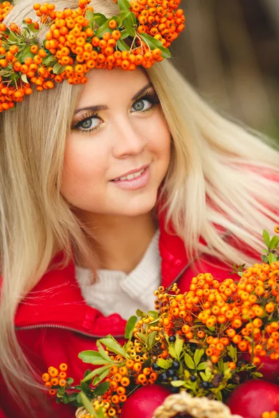 Retrato de hermosa mujer sonriente corona de bayas en colores otoñales — Foto de Stock