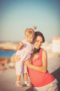 bir yaz gününde dışında çocuk ile genç anne