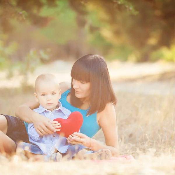 Retrato de hermosa madre sonriente feliz con bebé al aire libre — Foto de Stock