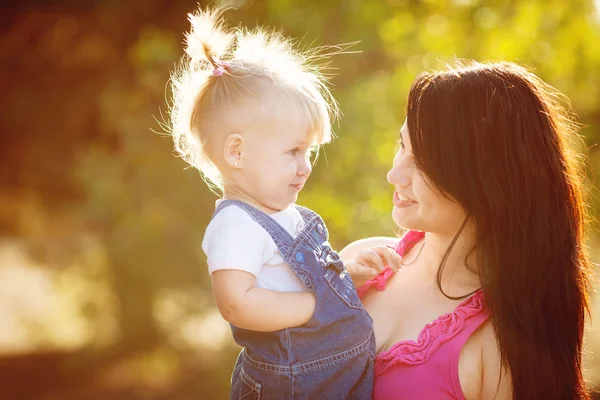 夏の日の外の子供を持つ若い母親 — ストック写真