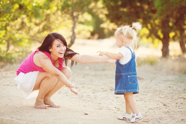 夏の日の外の子供を持つ若い母親 — ストック写真