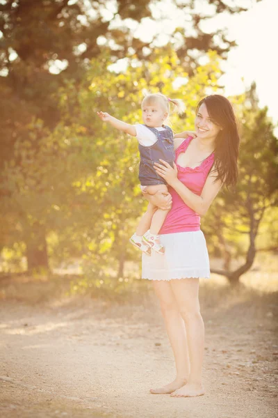 Junge Mutter mit Kind an einem Sommertag draußen — Stockfoto