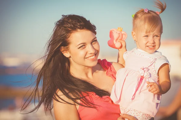 夏の日の外の子供を持つ若い母親 — ストック写真