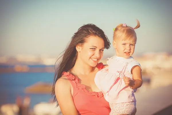 夏の日の外の子供を持つ若い母親 — ストック写真