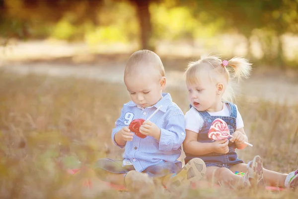 सुंदर मुलगा आणि मुलगी उन्हाळ्यात बाहेर एकत्र खेळत — स्टॉक फोटो, इमेज