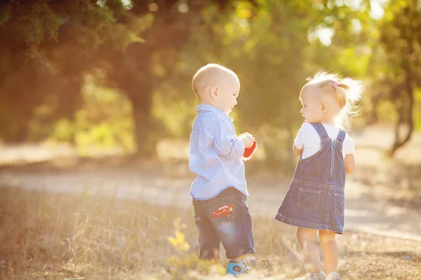 Lindo chico y chica jugando juntos verano al aire libre — Foto de Stock