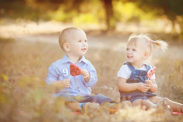 Милий хлопчик і дівчина грають разом літо на відкритому повітрі — стокове фото