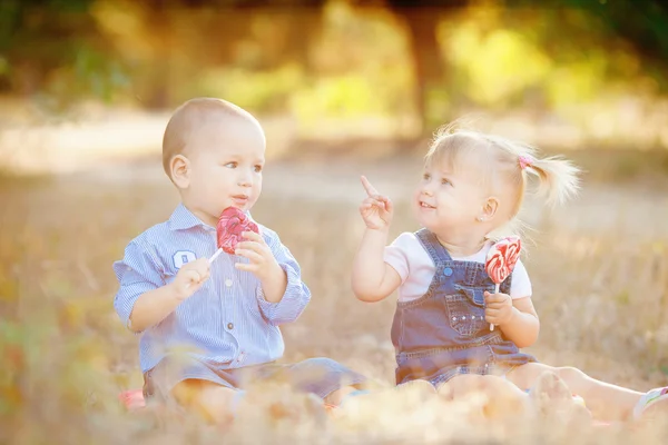 Leuke jongen en meisje samenspelen zomer buiten — Stockfoto