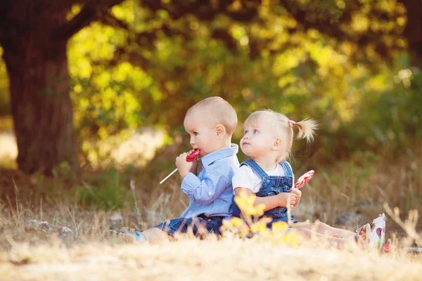 Lindo chico y chica jugando juntos verano al aire libre — Foto de Stock
