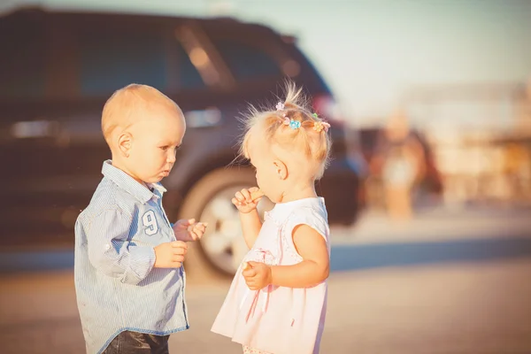 Lindo chico y chica jugando juntos verano al aire libre — Foto de Stock