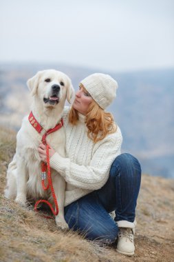 Deniz kenarında onu köpek ile güzel kız