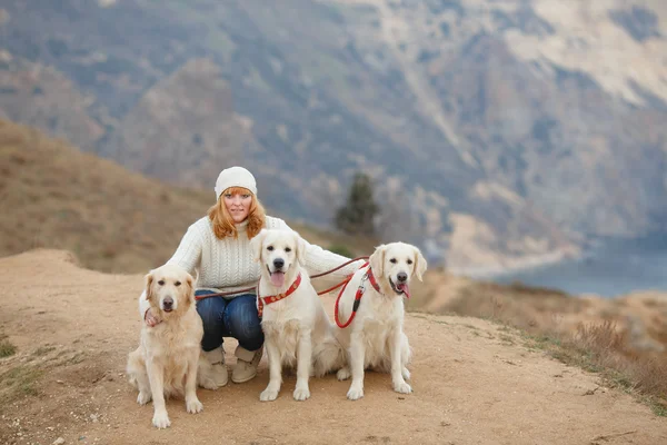 Bella ragazza con il suo cane vicino al mare — Foto Stock