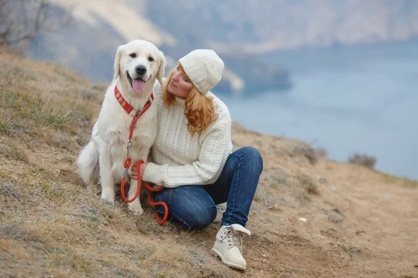 Belle fille avec son chien près de la mer — Photo