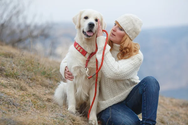 Bella ragazza con il suo cane vicino al mare — Foto Stock