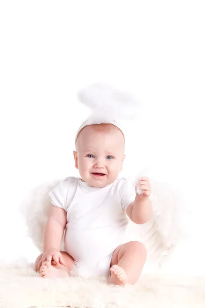 Porträt eines kleinen Jungen mit Engelsflügeln, isoliert auf weiß — Stockfoto