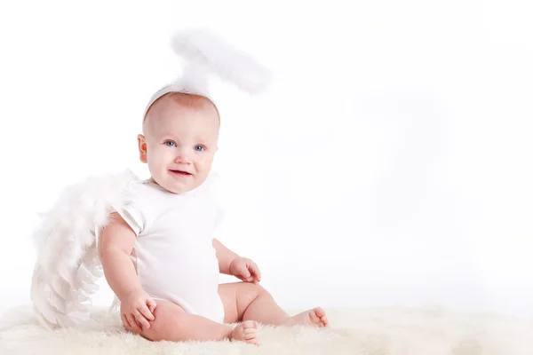 Portret van een kleine jongen met engel vleugels, geïsoleerd op wit — Stockfoto