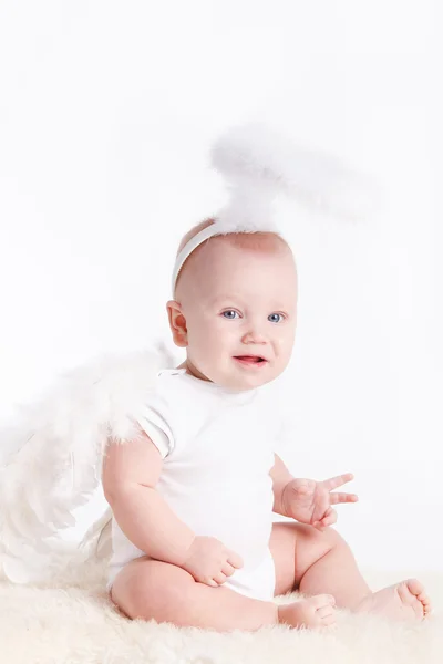 Retrato de un niño pequeño con alas de ángel, aislado en blanco —  Fotos de Stock