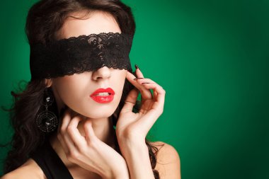 uzun kahverengi saçlı güzel kadın portresi. portre portre Studio yeşil zemin üzerine poz moda modeli