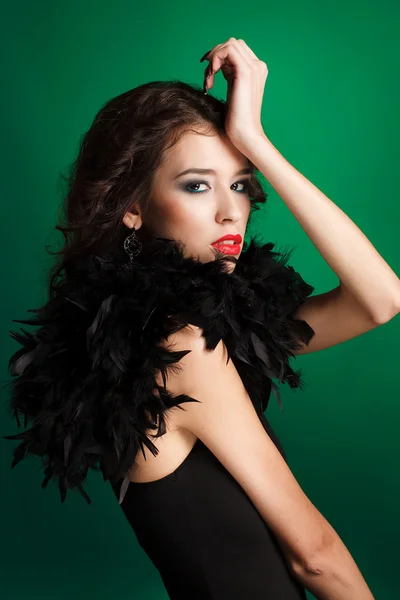 Portrait de Belle femme aux longs cheveux bruns. Portrait rapproché d'un mannequin posant en studio sur fond vert — Photo