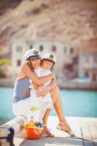 Portrét matky se svým synem na molu u moře v městě, fotografie zátiší — Stock fotografie