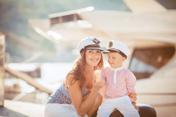 Porträtt av en mamma med sin son spela på bryggan vid havet i staden, stilleben Foto — Stockfoto