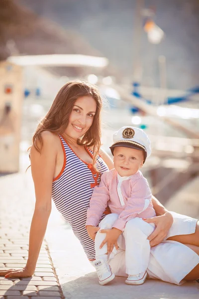 Portret van een moeder met haar zoon spelen op de steiger door de zee in de stad, stilleven foto — Stockfoto