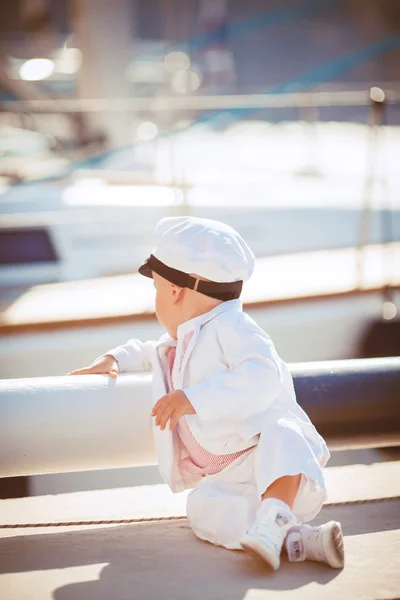 Petit garçon jouant en plein air sur le quai — Photo