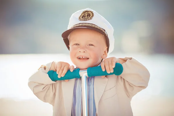 Мальчик играет на открытом воздухе на пирсе — стоковое фото