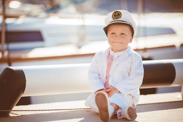 Mother and son playing on the quay near the sea — Stock Photo, Image