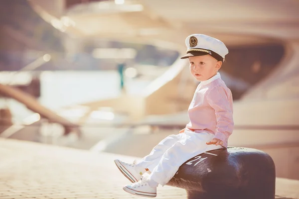 Mother and son playing on the quay near the sea — Stock Photo, Image