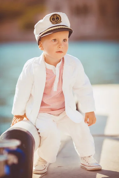 Mother and son playing on the quay near the sea — Stock Photo, Image