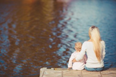 güzel genç anne ve kızı Park