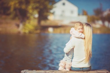 güzel genç anne ve kızı Park