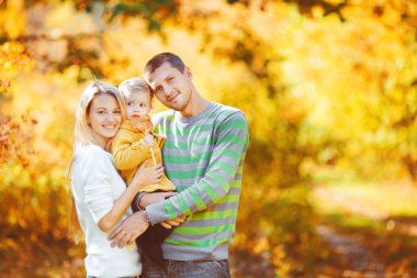 mutlu bir aile eğlenceli açık havada sonbaharda parkta sahip.