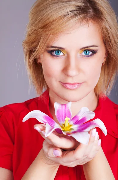 Pembe çiçek genç güzel kadın. Stüdyo portre — Stok fotoğraf