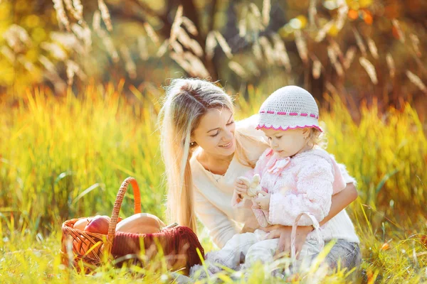 Gyönyörű fiatal anya és lánya, a parkban — Stock Fotó