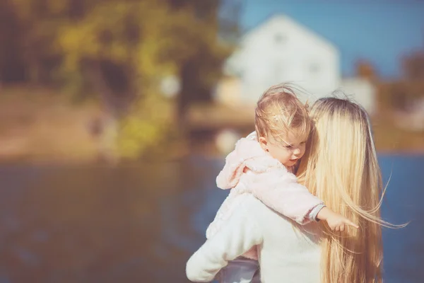 Vacker ung mamma och hennes dotter i parken — Stockfoto