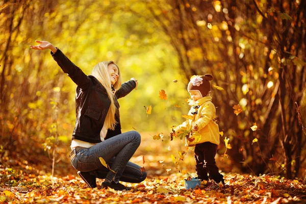 Beautiful young mother and her daughter in the park — Stock Photo, Image