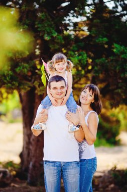 mutlu genç aile açık havada yaz parkta oturan çocuk ile
