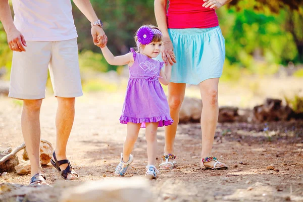 Glückliche junge Familie mit Kind ruht sich im Sommerpark aus — Stockfoto