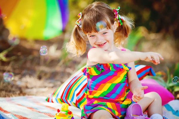 Entzückendes Kleinkind Mädchen spielt draußen im grünen Sommerpark — Stockfoto