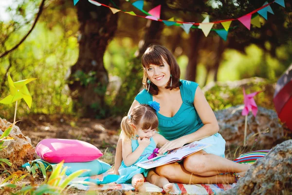 Mutter und Tochter spielen im Sommer im Freien — Stockfoto