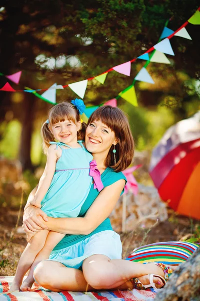 Mutter und Tochter spielen im Sommer im Freien — Stockfoto