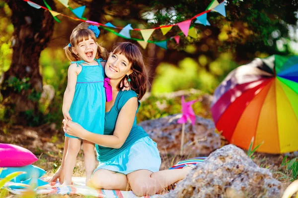 Madre e hija jugando al aire libre en verano —  Fotos de Stock