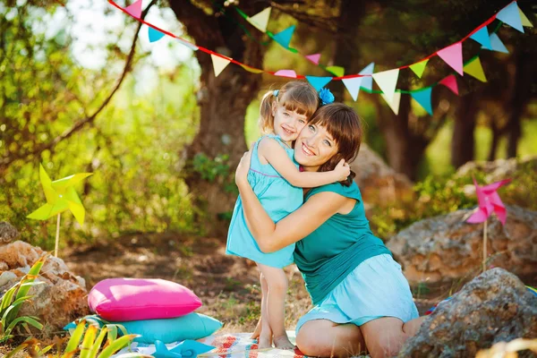 Moeder en dochter spelen buiten in de zomer — Stockfoto