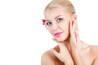 hair.beautiful model kadın yüzüne orkide çiçek güzel bir kadın portresi. mükemmel bir cilt. profesyonel makyaj-up.makeup. Beyaz arka plan üzerinde izole