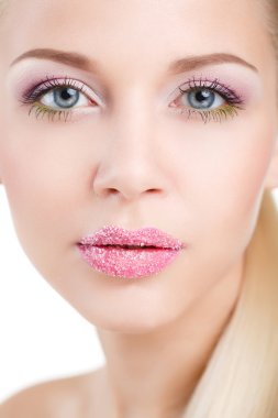 hair.beautiful model kadın yüzüne orkide çiçek güzel bir kadın portresi. mükemmel bir cilt. profesyonel makyaj-up.makeup. Beyaz arka plan üzerinde izole