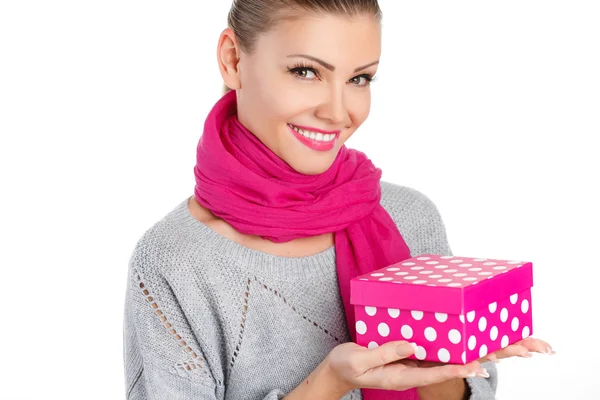 Gyönyörű nő egy ajándék egy szeretett személy az ünnep — Stock Fotó