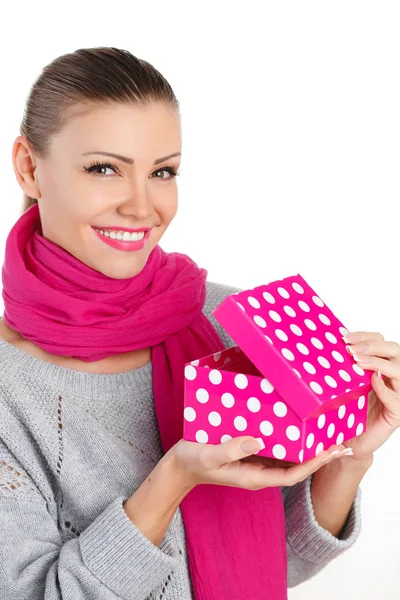 Bella donna un regalo da una persona cara per la vacanza — Foto Stock